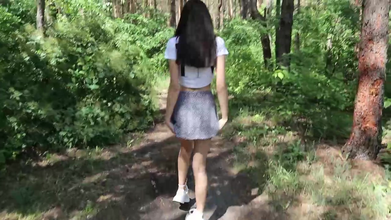 Секс девушка в лесу видео порно видео