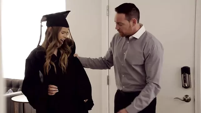 Padrastro felicitó a su hijastra por graduarse de la Universidad y la folló en el coño