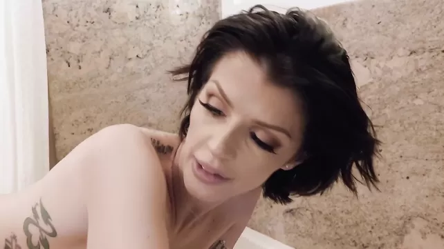 Macocha z jędrnymi cyckami uprawia seks pod prysznicem z pasierbem