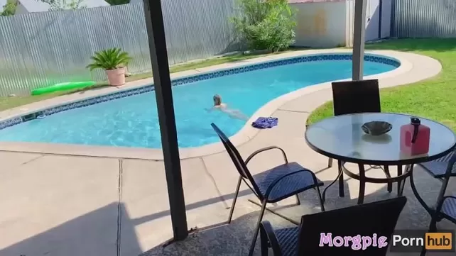 Спекотна парочка займається сексом в басейні