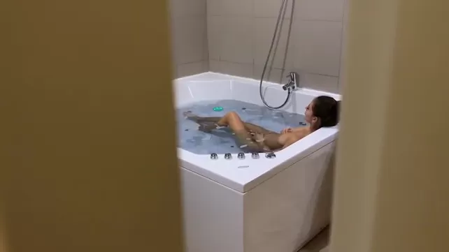 Espiando a una chica desnuda en el baño y filmado en la cámara