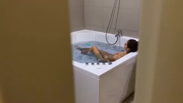 Скрытая камера голая ванна душ