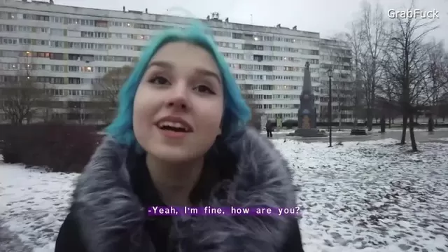 Молодая девушка занимается сексом зимой в снегопад