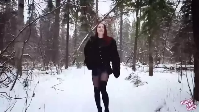 Ruiva menina na meia-calça fode na floresta no meio do inverno