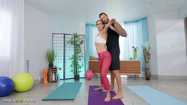 A sports babe in leggings gives herself to a coach in the pussy