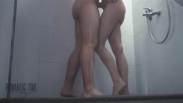 Jovem casal debochado filmando seu pornô no chuveiro