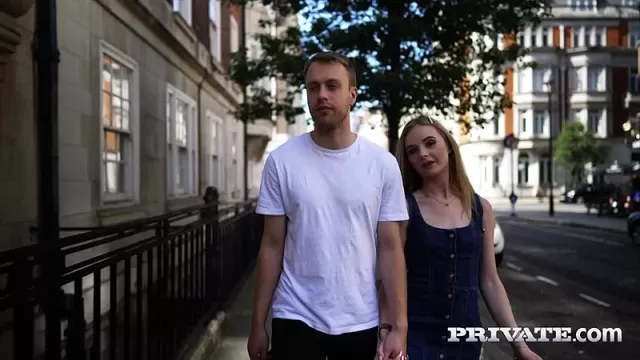 Порно видео худенькую девочку ебут в попу