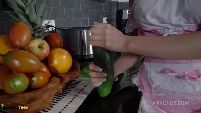 Встав раком девушка засунула в очко кабачок и яблоко | порно видео на balagan-kzn.ru