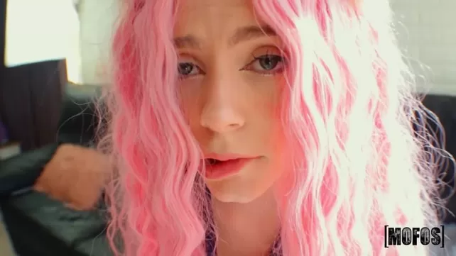 Cosplayer mit rosa Haaren wird in das Analloch gefickt