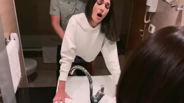 Chica en falda corta follando en el baño con un tipo en la primera cita