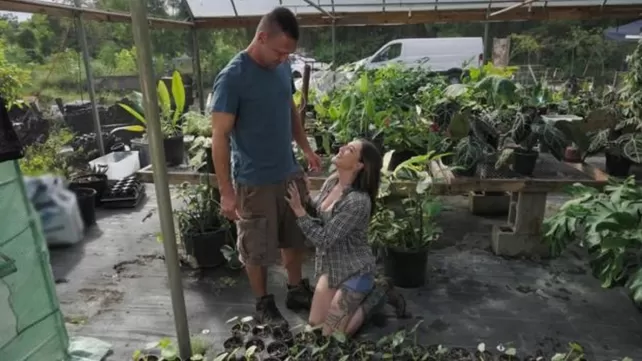 Przyszła do ogrodnika amatora i uprawiała z nim seks
