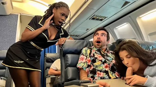 La azafata negra y el pasajero de culo se excitan con una gran polla en el avión