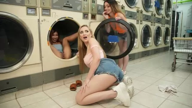 Грудасті лесбі підбивають на секс утрьох вузькооку незнайомку в пральні