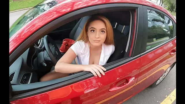Redhead shobla mit großen Titten wird für sex berechnet, um ein Auto zu reparieren