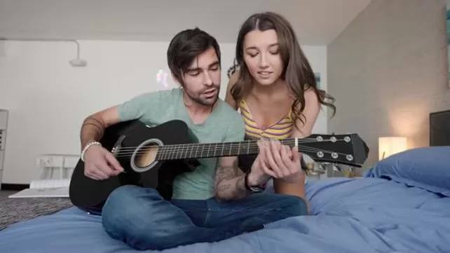 Uczy dziewczynę grać na gitarze i pieprzy ją