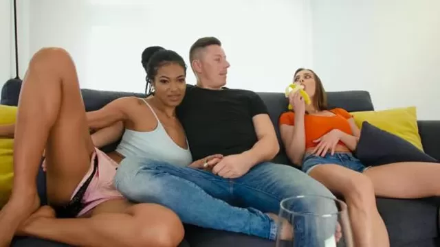 Порно видео подруга под стол