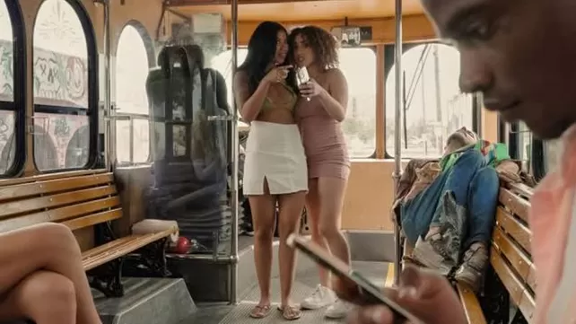 Schwarze Schönheiten werden von einem schwarzen mann mit einem dicken Schwanz im bus verführt
