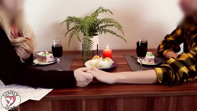 La cena de despedida de los ex novios terminó con sexo apasionado justo en la mesa
