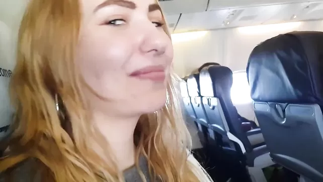 La femme s'est gentiment branlée et a sucé la bite de son mari bien-aimé dans l'avion