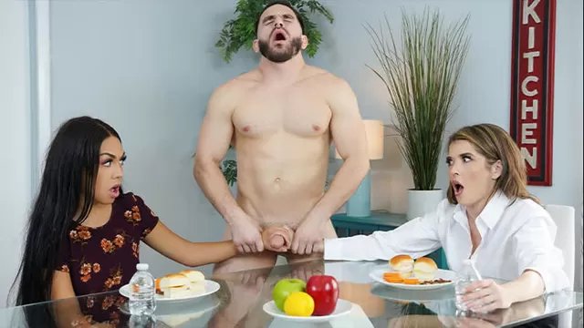 Порно видео смотреть секс две женщины и мужчина