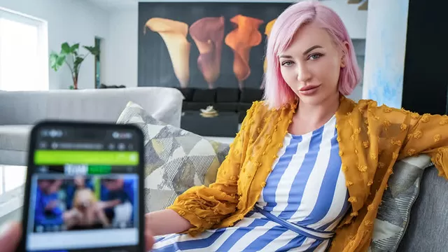 Русская девушка с розовыми волосами уже готова к домашнему порно в униформе