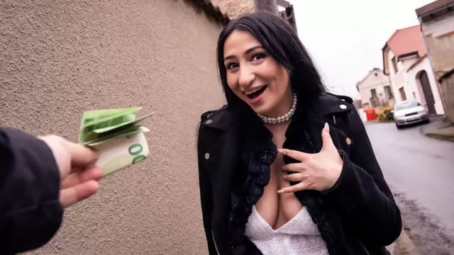Порно видео снял за деньги и трахнул на улице