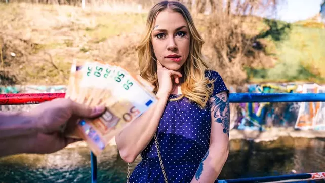 Blondynka po raz pierwszy próbuje się pieprzyć za pieniądze na ulicy