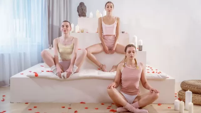 Trois poussins sont excités pendant le yoga et baisée