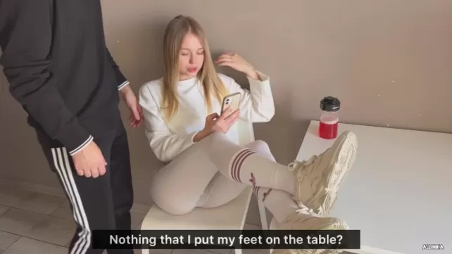 Seks w kuchni z zejściem na twarz. Nie rzucaj nogami na stół!