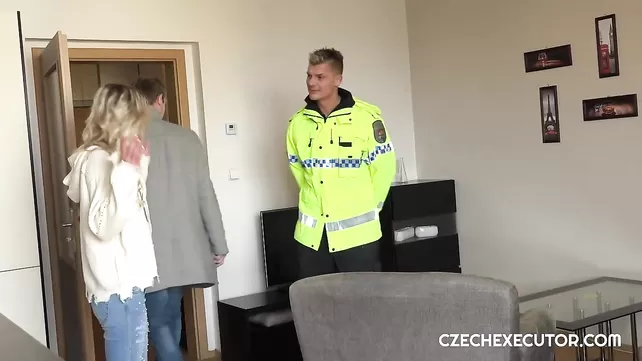 Gab sich einem Polizisten auf der Couch hin