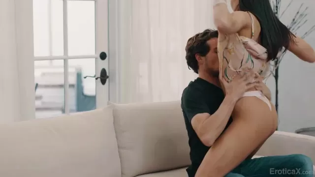 Порно видео Жена трахается на диване с любовником