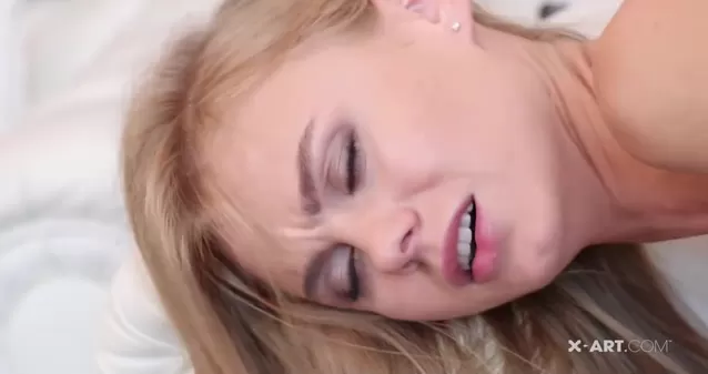 Гламурная украинская блондинка любит нежный чувственный секс