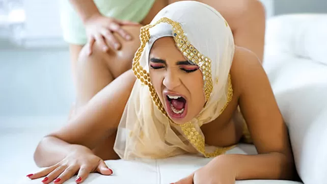 Арабская сучка в хиджабе оказалась настоящей шлюхой