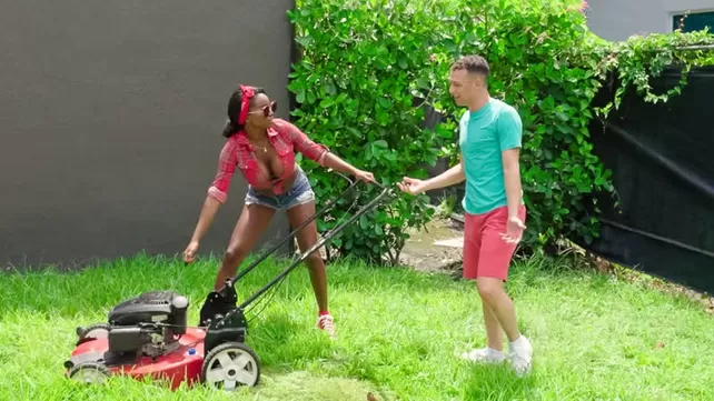 Сексуальная блонди отсасывает член садовнику и трахается с ним на газоне