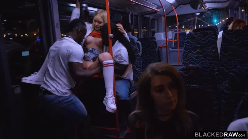Порно видео Школьницу трахнули в автобусе