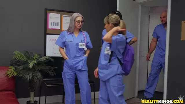 Трахнул медсестру в больнице: 144 видео для просмотра