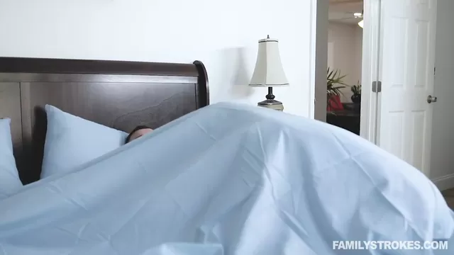 Зрелые муж и жена трахаются в мокрую киску в спальне