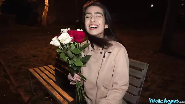 Un homme a donné à un étranger un bouquet de fleurs et baisée dur