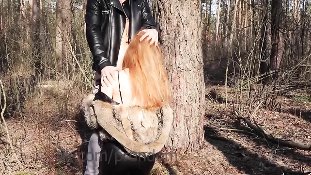 The redhead is glamorous, but she did not refuse sex in the forest