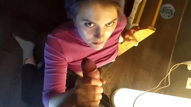Garota russa quer um pau: inventou uma desculpa para chupar o vizinho