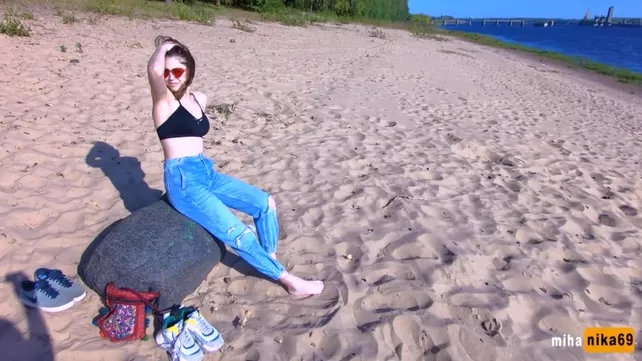 Загорелое романтическое времяпровождение с татуированной девушкой на пляже.