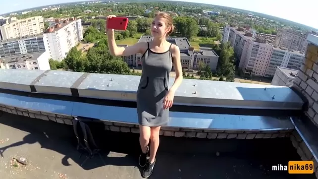 Torrou o vertikhvostka russo no telhado de um prédio alto