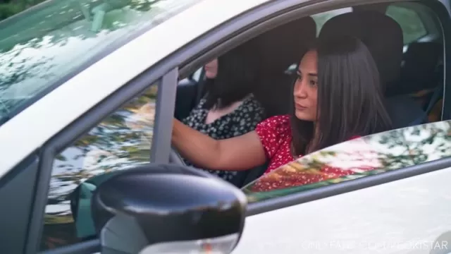 Две девушки получают трах от секс машины