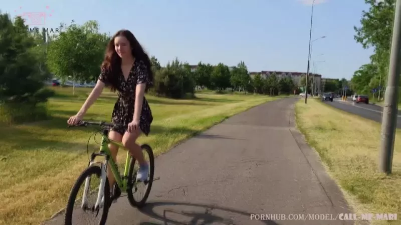 Картина на холсте Голая девушка на велосипеде