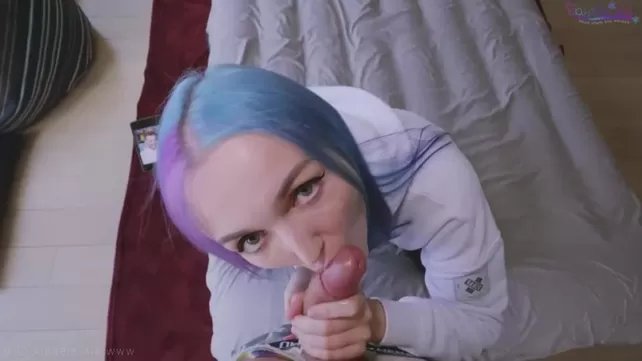 A chick with blue hair takes cum on her tummy after sex
