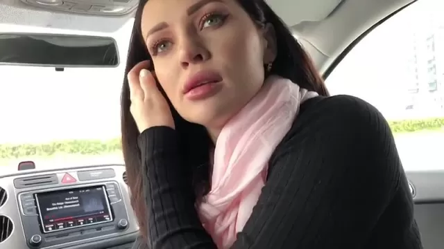 Девушка на заднем сиденье машины раздвинула ноги для любви и ласки - Порно онлайн